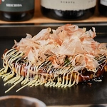 鉄板焼酒場どてっぱんでは、東京下町の味覚、もんじゃ・鉄板焼きを「五感」で味わっていただけます。