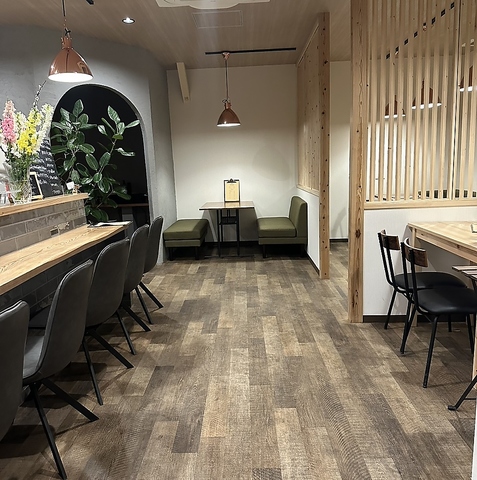 旬のお野菜や麹、スパイスを使用した多彩なお惣菜と居酒屋メニューが楽しめるお店