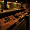 打上げやオフ会など様々なシーンにご対応のテーブル席で今夜も最高のひとときをお過ごし下さいませ。落ち着いた空間で味わう当店の肉料理はまさに絶品◎黒毛和牛をふんだんに使ったコースでも財布に優しいお手頃値段！