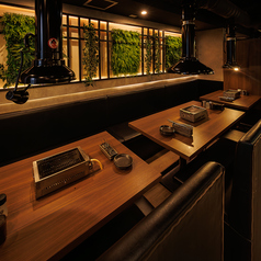 打上げやオフ会など様々なシーンにご対応のテーブル席で今夜も最高のひとときをお過ごし下さいませ。落ち着いた空間で味わう当店の肉料理はまさに絶品◎黒毛和牛をふんだんに使ったコースでも財布に優しいお手頃値段!