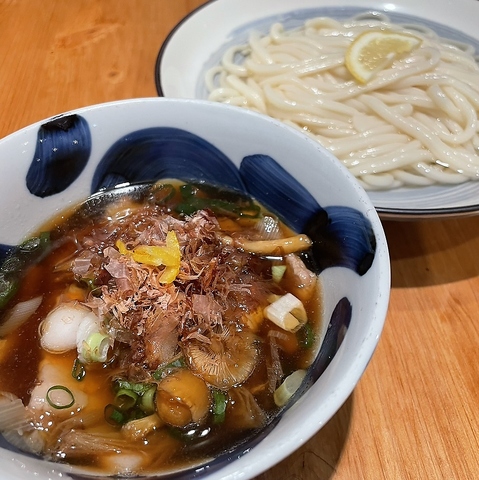 勝田台駅から徒歩5分の隠れ家。圧巻の品揃えを誇る銘酒と自慢の料理が楽しめます。