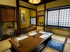 掘りごたつの個室もご用意しております。居心地の良い空間は、ご家族でのお集まりから記念日のお祝い、ご接待などの特別な日にも最適。上質なお肉に舌鼓を打ちながら、素敵なひと時をお過ごしいただけます。個室料は昼、夜共に奉仕料として10%かかります。