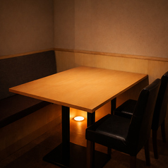 仕事帰りや少人数での集まりに、気兼ねなく立ち寄れるテーブル席をご用意しております。木目調の落ち着いた雰囲気の中、自慢の炭火焼き鳥や鮮度抜群の海鮮料理をカジュアルにお楽しみください。浜松町駅からのアクセスも良く、サク飲みや普段使いにも最適です。活気ある店内で、一日の疲れを癒やす至福のひとときを。