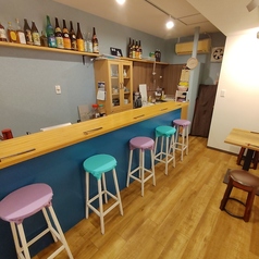 カウンターと二名掛けテーブル一卓