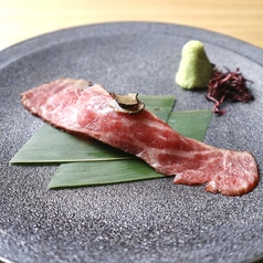 藁焼き和牛肉寿司　トリュフ乗せ　一貫