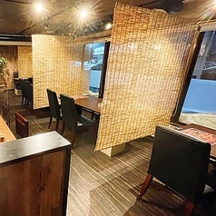 《テーブル席》暖簾で仕切られた空間なので、近くのお客様を気にせずにゆったりくつろぐことが出来ます。グループでのお食事・ご宴会におすすめ◎本場・北京の薬膳火鍋を囲んでワイワイ楽しくお過ごしください。