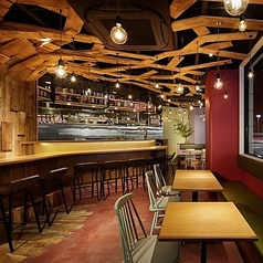 【テーブル席：全12席】お洒落なムードが漂うテーブル席。カップルでのご利用や、親しい方との食事にぴったりです。こだわりの創作料理を味わいながら、心地よい時間をお過ごしください♪