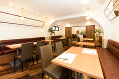 広々とした店内は貸し切り利用も可能です。