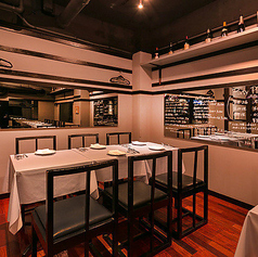 人数に合わせてレイアウトしやすいテーブルのお席を中心にご用意しております。