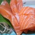 当店ではノルウェー産のサーモン刺しがおすすめです。