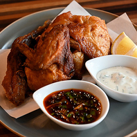 「名物スパイス半身鶏」と鮮度抜群の鶏刺し！