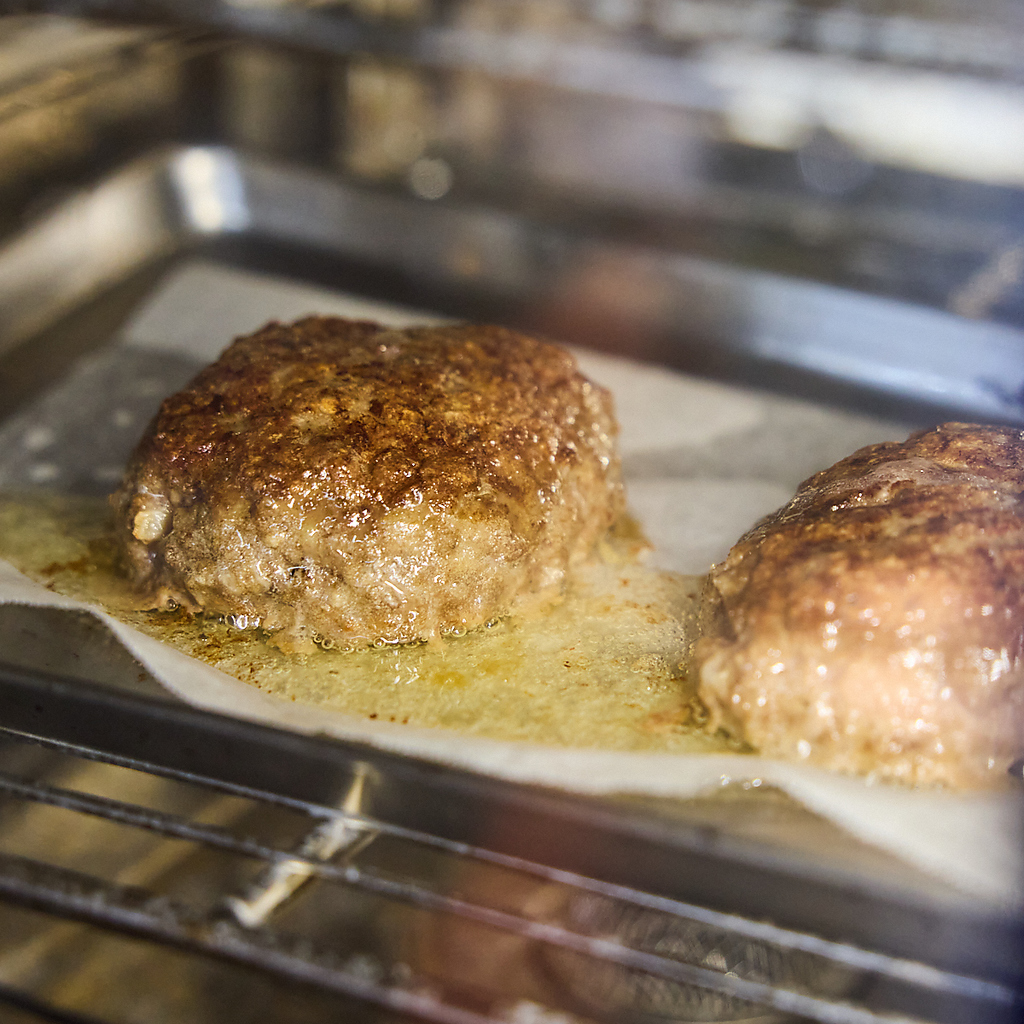 あえて粗挽きで成形することで肉汁を閉じ込め、肉肉しいガツンとした旨味を存分に味わえます♪