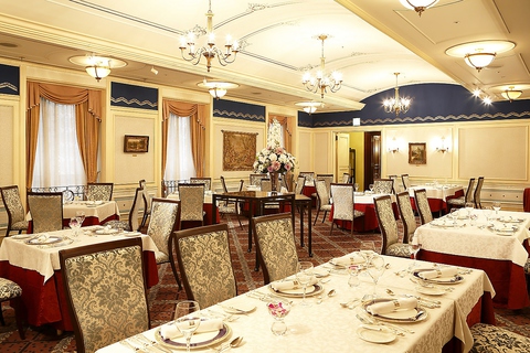 ウィーンの館をリニューアルしたようなイメージでデザインされたフランス料理店