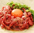 料理メニュー写真 桜ユッケとの濃厚卵