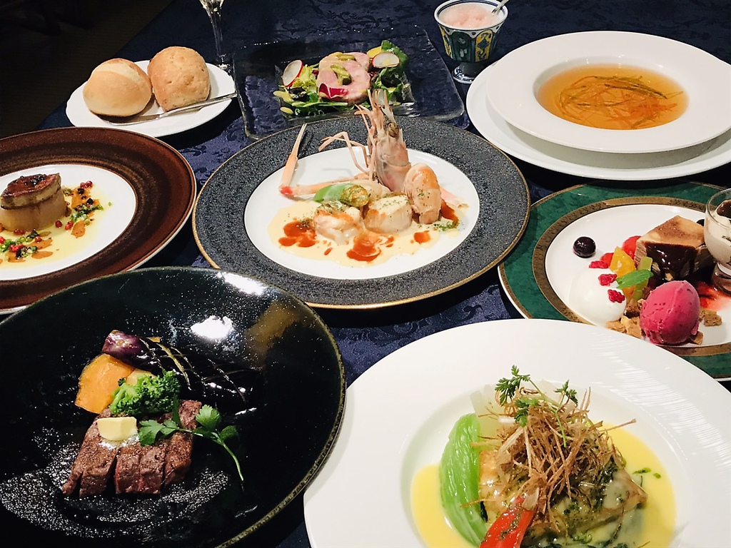 シェフが腕によりをかけたコースをご用意しております。どうぞご賞味あれ