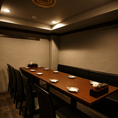 4名テーブルと6名テーブルを合わせることで12名までご利用いただけます。キッチンや他のお客様のお席からも離れておりますので、個室のようにお使いいただけます。