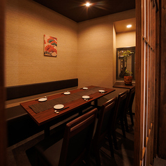 ★4～6名様個室★近くの席とも少し離れた個室もご用意しておりますので、なるべく周りに聞かれたくない会話もこの個室なら気兼ねなくお話いただけます♪人気の個室ですので、お早めにご予約をお願いいたします！(有楽町/和食/地鶏/地魚/居酒屋/個室/デート/女子会/誕生日/記念日/宴会)