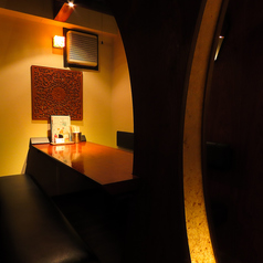 【2～6名様用】リラックスできる余裕のある造り。人数に合わせてご案内します。