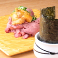 料理メニュー写真&nbsp;ローストビーフとウニの手巻き (1巻)