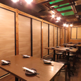 和の趣を感じるおしゃれな空間で、ゆったりとお過ごしいただける広めのお席をご用意しております。気軽な接待や少人数での飲み会はもちろん、デートや合コンの利用にも好評です。20名様まで対応できる団体用席や開放的なオープン席も備えており、各種ご宴会にも便利です！