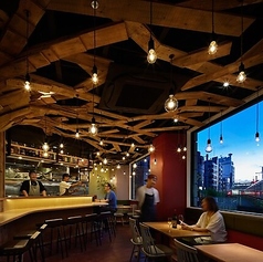 【テーブル席：全12席】デートやサク飲みに最適な2名様席です。明るい窓際のお席で、ゆったりと自由が丘の街並みを眺めながら、二人きりの時間をお楽しみいただけます。