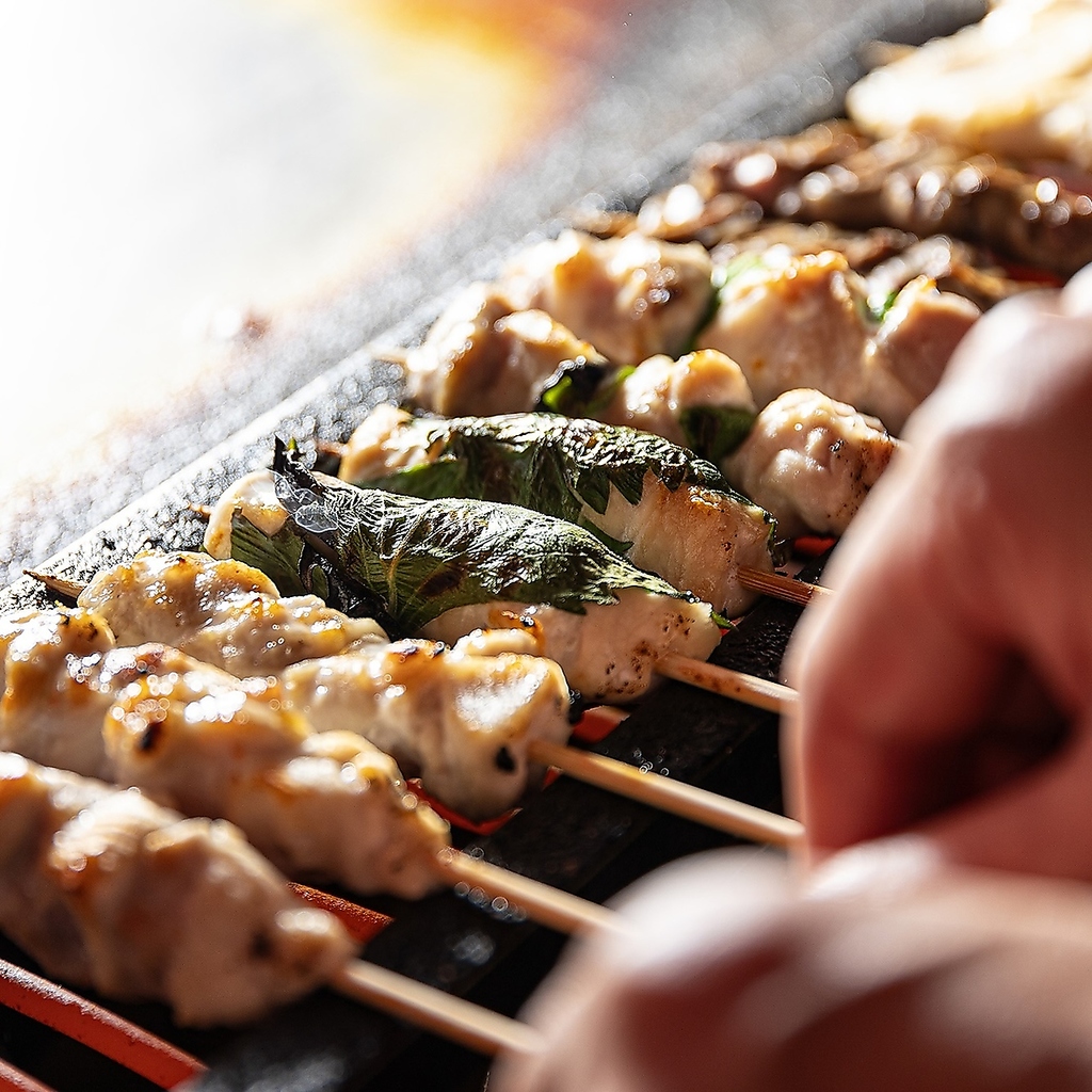 炭の香りを纏わせ、一気に焼き上げる。滴る肉汁とタレの焦げる香ばしさが食欲を刺激！