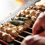 炭の香りを纏わせ、一気に焼き上げる。滴る肉汁とタレの焦げる香ばしさが食欲を刺激！