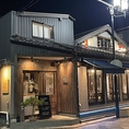 夜には温かい光が灯り、お客様を優しく迎え入れるお洒落な外観。一歩足を踏み入れれば、日常の忙しさを忘れられる心地よい空間が広がっています。お集まりの際の目印にもなりやすく、初めての方でも安心してお越しいただけます。皆様のご来店を心よりお待ちしております。