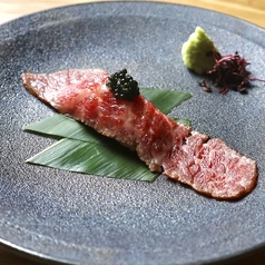 藁焼き和牛肉寿司　キャビア乗せ　一貫