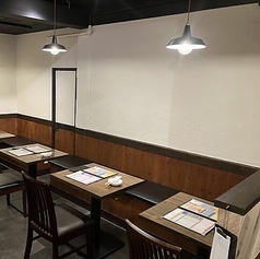 【テーブル席：2名掛け×3】木目と白を基調とした、寛ぎの空間です。ご家族やご友人とまったりご歓談しながらのお食事も◎