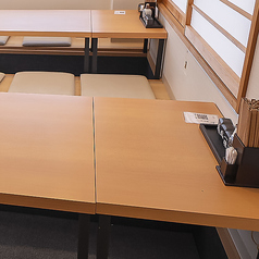 当店のテーブル席は活気あふれる空間になっておりますので、仲間や同僚などと料理やドリンクを楽しめます。