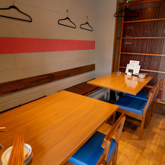 広々としたテーブル席は、大切な仲間や同僚との語らいに最適な開放感あふれる空間です。自慢のおでんや旬のおばんざいを囲めば、自然と会話も弾みます。少人数からグループでのご宴会まで、周りを気にせずゆったりと。美味しいお酒と真心込めたお料理で、心温まる賑やかなひと時を。