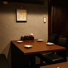 4名までご利用いただけるテーブルです。店内の奥にありますので、隠れ半個室のようにお使いいただけます。