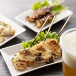 焼きたてアツアツの串を頬張り、冷えたビールで流し込む！至福の瞬間、ここにあり。