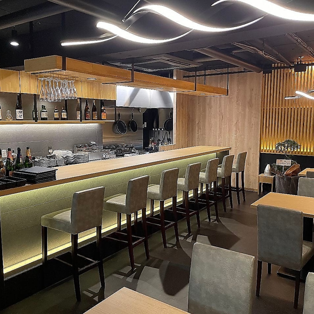 お一人様やデートに最適なカウンター席。スタイリッシュな照明の落ち着いた空間でお寛ぎください♪