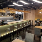 お一人様やデートに最適なカウンター席。スタイリッシュな照明の落ち着いた空間でお寛ぎください♪