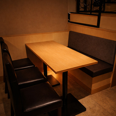 グループでの飲み会や女子会、中規模の集まりに最適な使い勝手の良いテーブル席です。周囲を気にせず会話を楽しめる空間で、全国から厳選した日本酒やこだわりの創作料理をご堪能いただけます。職人の技が光る逸品を囲みながら、賑やかな夜をお過ごしください。お席の確保は、事前のネット予約がスムーズでおすすめです。