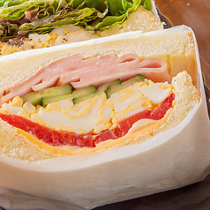 朝食のためのミックスサンド