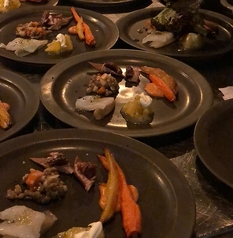 ◆テーブルは4名様×2席ご用意。恋人や同僚、仲間、ご家族など大切な方とごゆっくりお過ごしください。