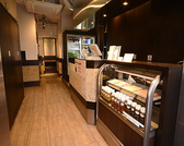 入店してすぐ、レジの横には当店オリジナルのドレッシングやソースがずらり。こちらももちろんテイクアウト可能！お野菜やお魚、お肉など、幅広くご利用いただけます。