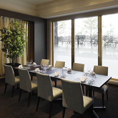 個室：ご家族のお集まりや、ビジネスの会合・接待向けにお使いいただけます。【ご利用人数： 8～12名様／室料：ランチ￥5,000、ディナー￥8,500／ランチ 90分制、ディナー 120分制】※写真はイメージです。