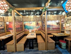 4人掛けテーブル席が3テーブルございます。補助席を足して5名でもご利用可能！