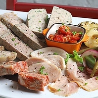 “紀州岩清水豚”を使った逸品など、ワインに合う料理◎