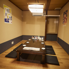 ▼個室。ゆったりと落ち着ける完全個室で、博多ならではの野菜巻き串や絶品餃子を堪能しませんか？会社宴会や大人の飲み会など、ゆったり語り合いたい場面にぴったり。プライベート空間で贅沢な時間をどうぞ。