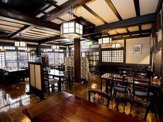 広い空間のテーブル席となります。4名様テーブルを多数ご用意しております。店内は、芹沢けい介デザインの暖簾、店名の【八雲】にちなんだ雲モチーフの唐紙など、内装の細部までお楽しみいただけます。