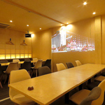 温かい灯りの落ち着いた雰囲気の店内！居心地のいい空間でゆったりとした時間をお過ごしいただけます