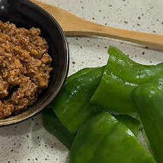 パリパリピーマン肉味噌添え