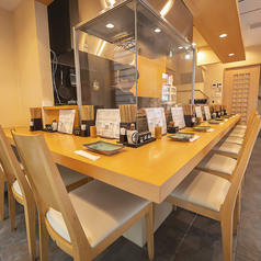 落ち着いたカウンター席は、じっくりと料理とお酒を楽しめる贅沢な空間で、心安らぐひとときを提供します。