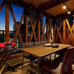 【テラス/テーブル席：２～8名様×3卓】雰囲気ある照明が居心地の良い非日常空間◎木の温もりに包まれた、ナチュラルでお洒落なテラス席。※屋根・パラソル付。夏場は扇風機・冷風機／冬場はブランケット・ストーブあり。禁煙席。店内に喫煙スペースあり／加熱式たばこ限定。