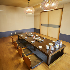 ▼掘りごたつ。堀ごたつ席は、家族連れのお客様や落ち着いた宴会にぴったり。掘りごたつならではの快適な座り心地で、博多の名物料理をじっくり堪能できます。居心地の良さを追求した空間設計が、宴会をより一層楽しくします。特別な空間でゆっくりと贅沢な時間をお過ごしください。